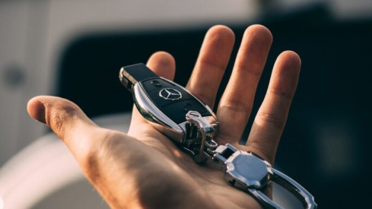 person holding Mercedes-Benz fob