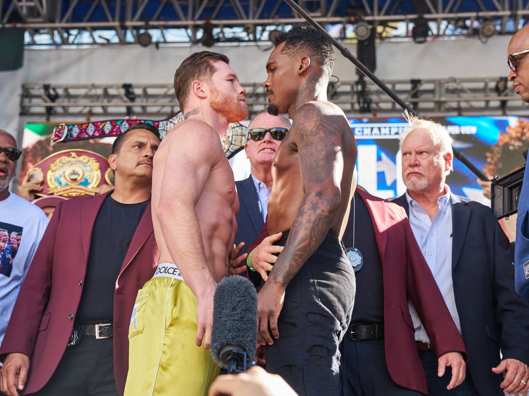 Mexičan Canelo Alvarez obhájil titul v super střední váze. Soupeř prohrál teprve podruhé v jeho kariéře