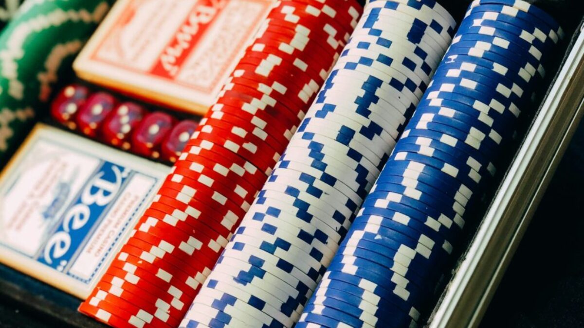 closeup photography of poker chip set