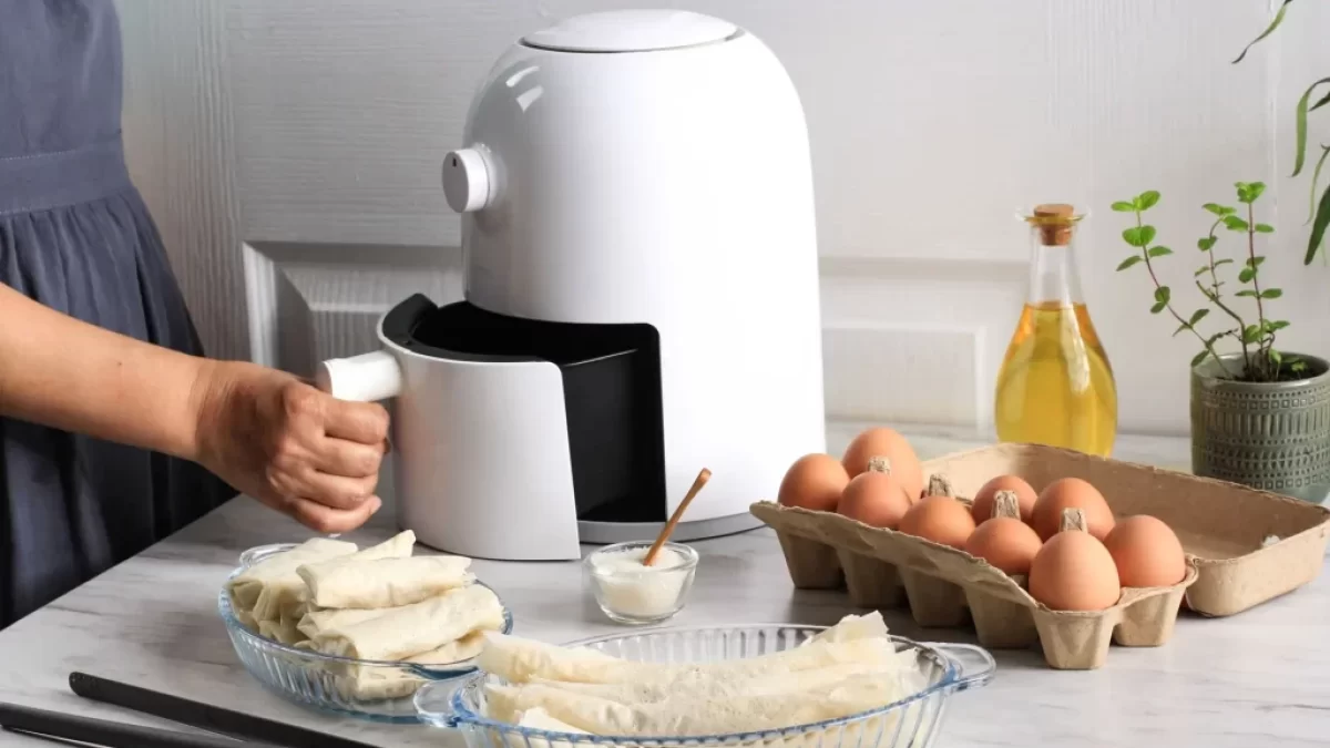 Horkovzdušná fritéza je obklopená potravinami