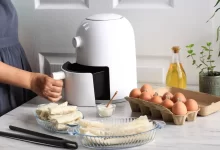 Horkovzdušná fritéza je obklopená potravinami