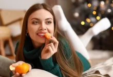 Žena jí mandarinku.