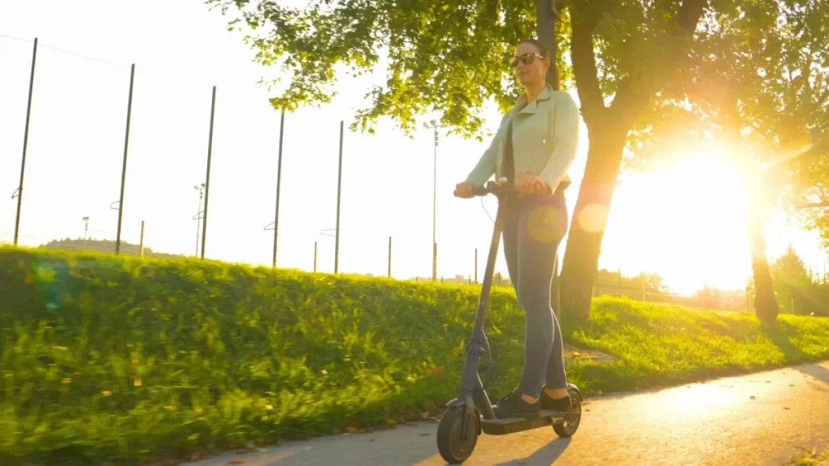 Žena na elektrokoloběžce.