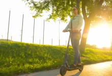 Žena na elektrokoloběžce.