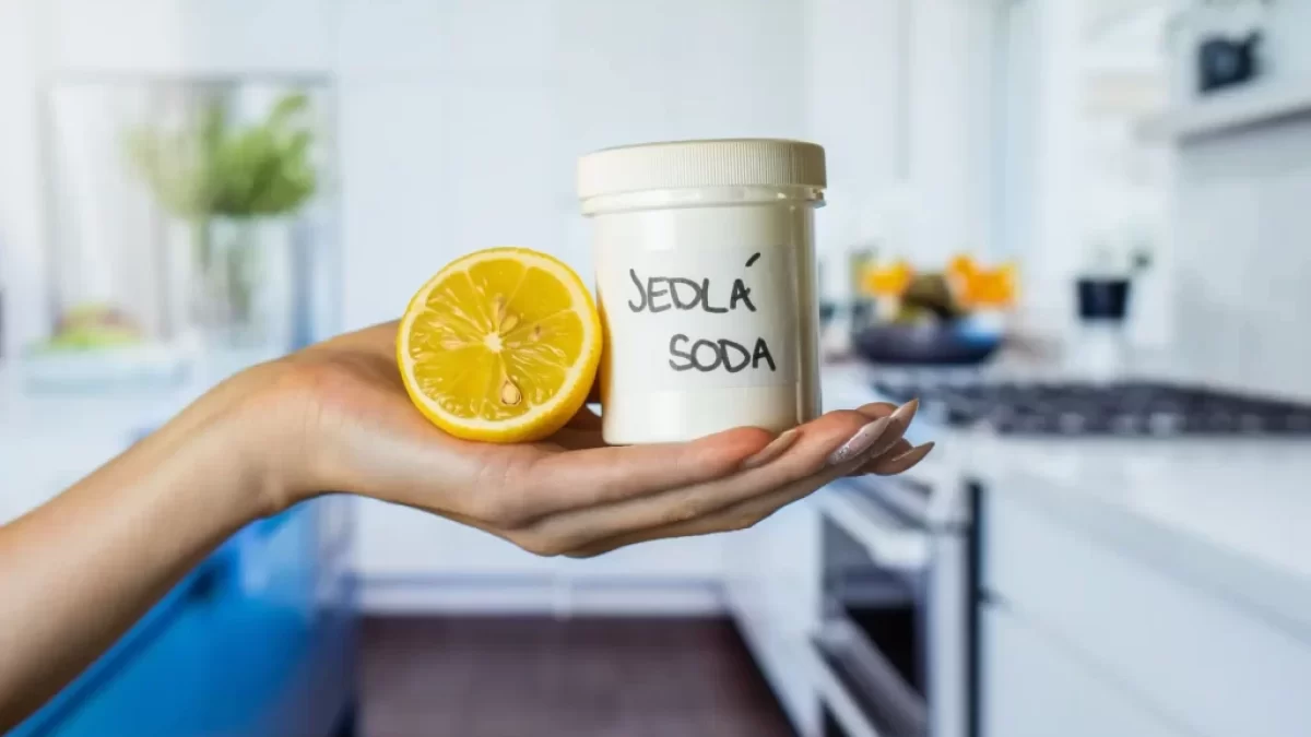 Žena drží v ruce citron a jedlou sodu