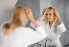Žena s šedivými vlasy