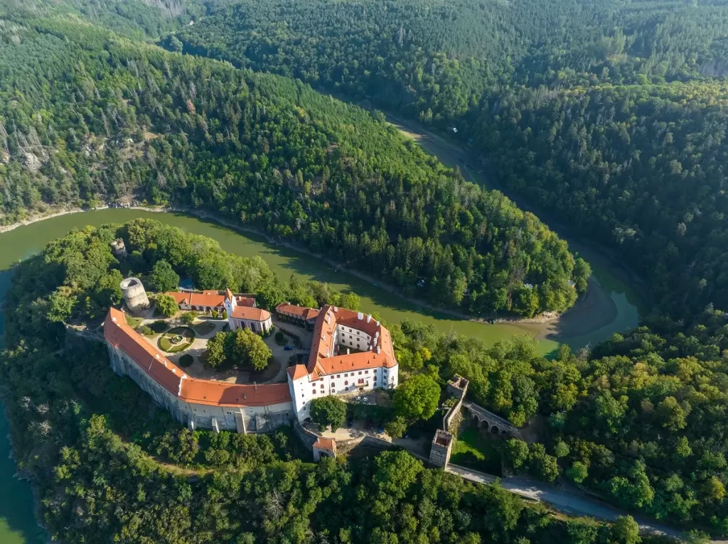 Kolem hradu Bítova se nachází přímo pohádková krajina. Národní park Podyjí a Vranovská přehrada patří mezi TOP turistické cíle v České republice. Zdroj: Shutterstock. - SportDeník Hrad Bítov z dronu