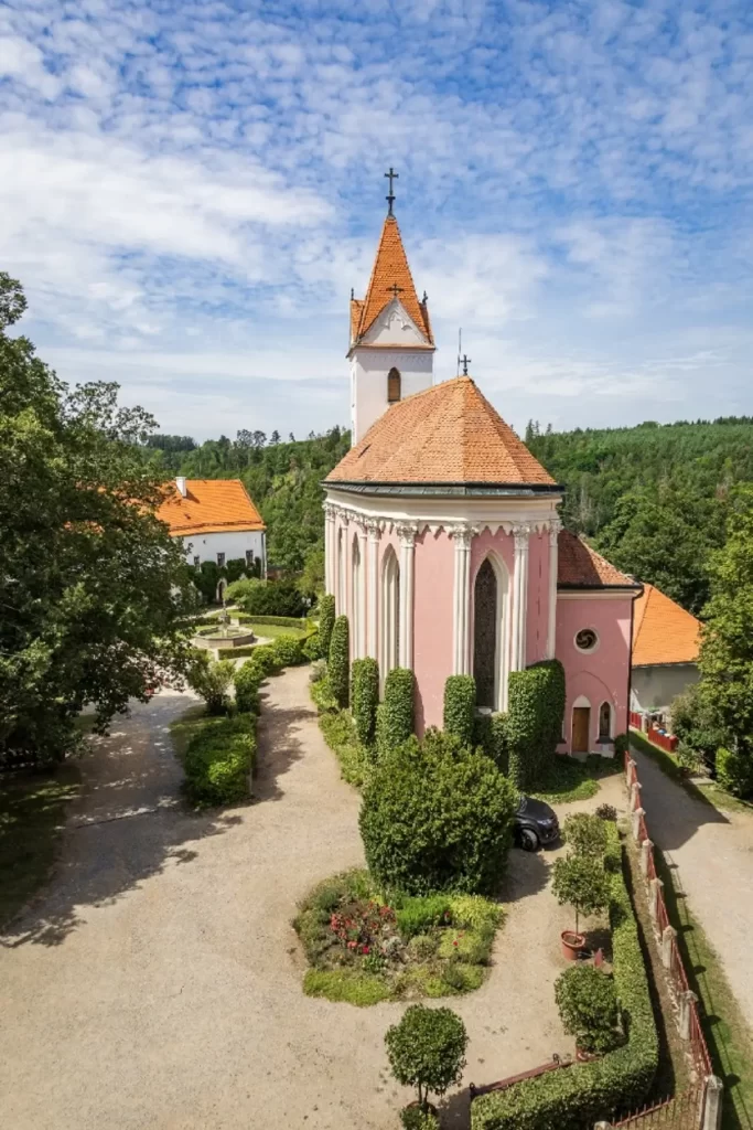 Na hradním bítovském nádvoří se nachází hradní kaple. O prázdninách se v ní dokonce konají bohoslužby. Zdroj: Shutterstock. - SportDeník Bítovská hradní kaple
