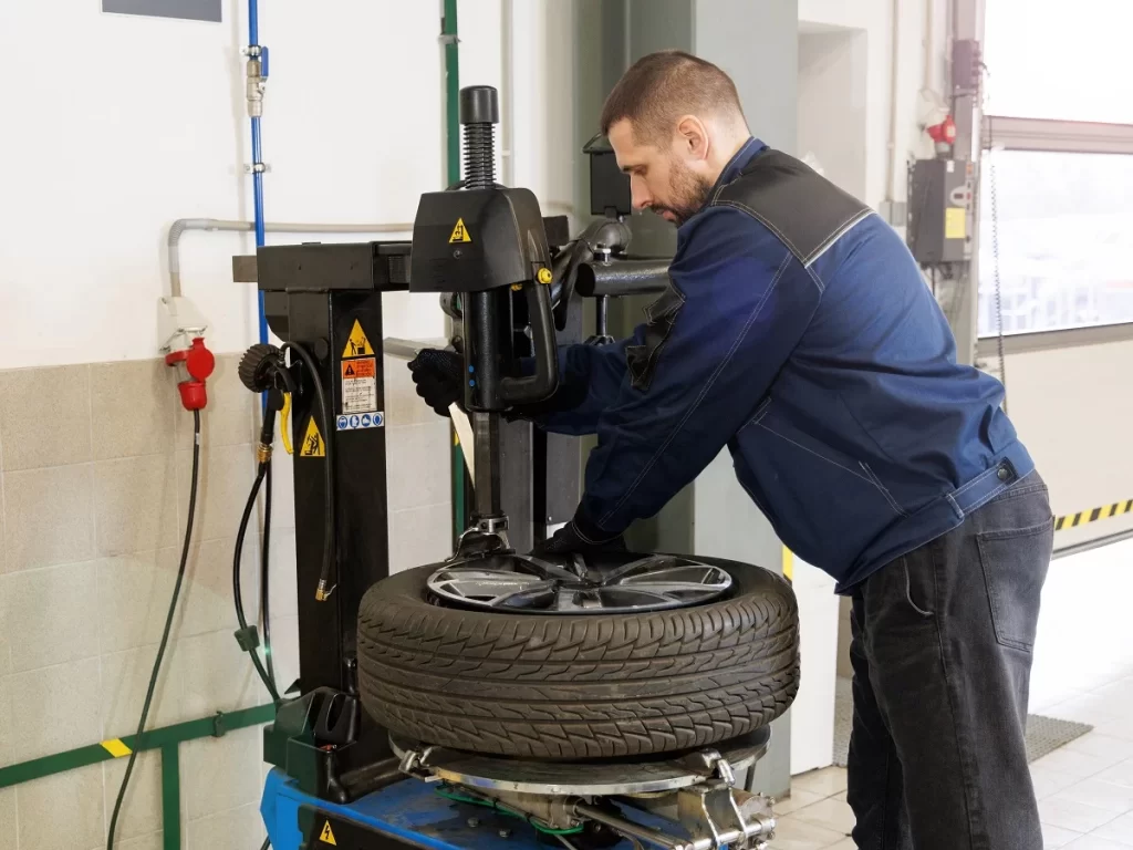 Gumy-3 - SportDeník Automechanik připravuje pneumatiku na přezutí