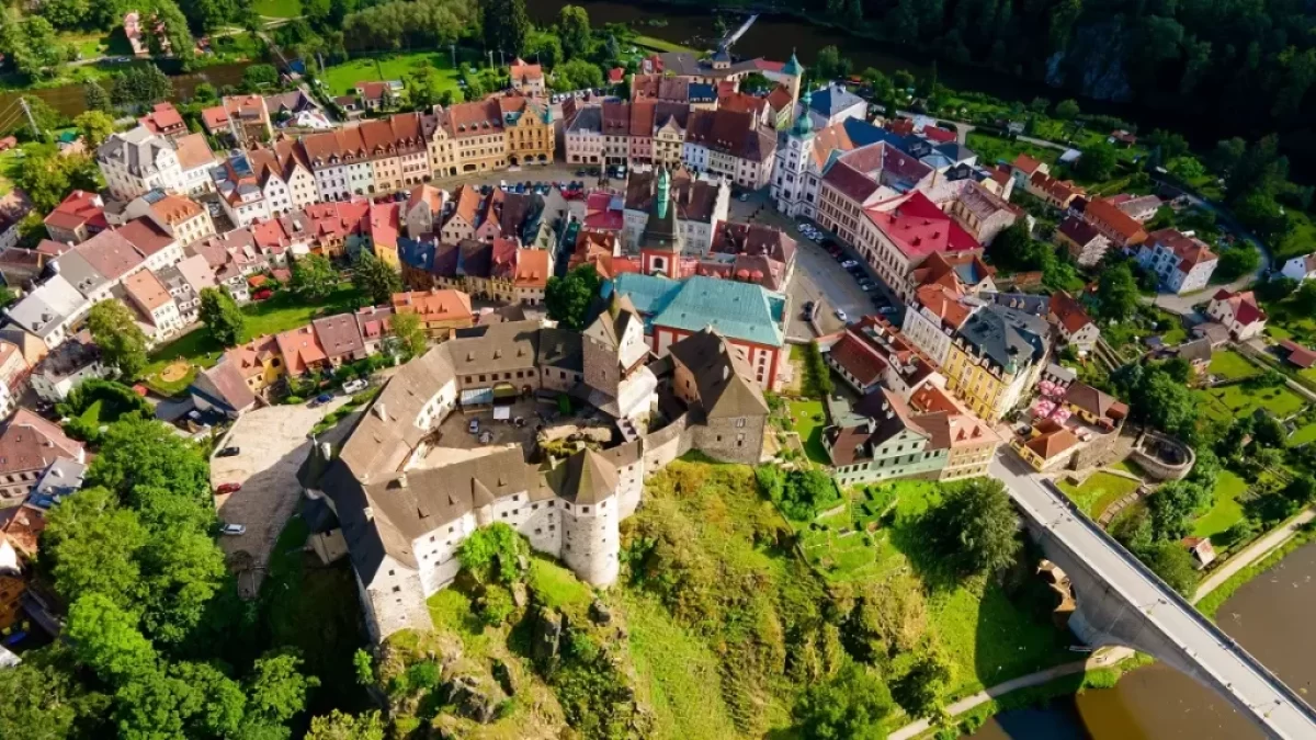 Historické městečko Loket z ptačí perspektivy