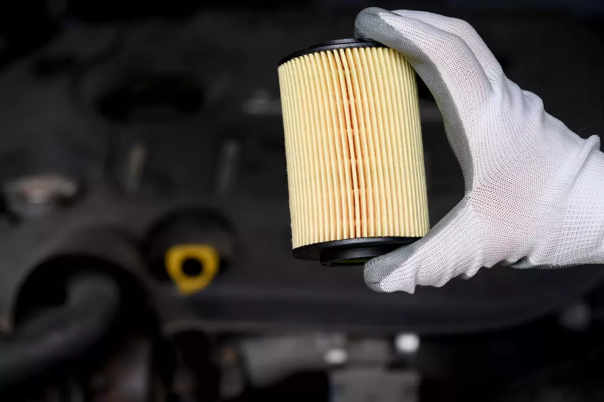 A,New,Car,Oil,Filter,On,The,Background,Of,The - SportDeník Automechanik drží v ruce olejový filtr