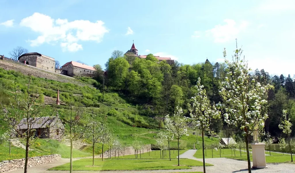 Návštěvníci mohou nově obdivovat také zrekonstruované terasovité Pernštejnské zahrady. Revitalizací procházejí i historické sady a vinice, které hrály hlavní roli v ekonomice hradu - SportDeník Nově zrekonstruované Pernštejnské zahrady