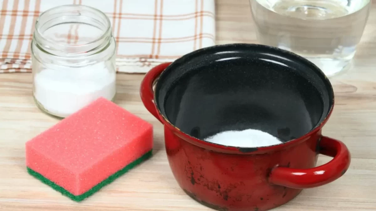 Jedlá soda v hrnci a další pomůcky na mytí nádobí