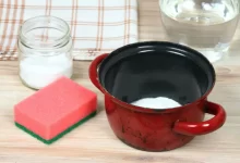 Jedlá soda v hrnci a další pomůcky na mytí nádobí