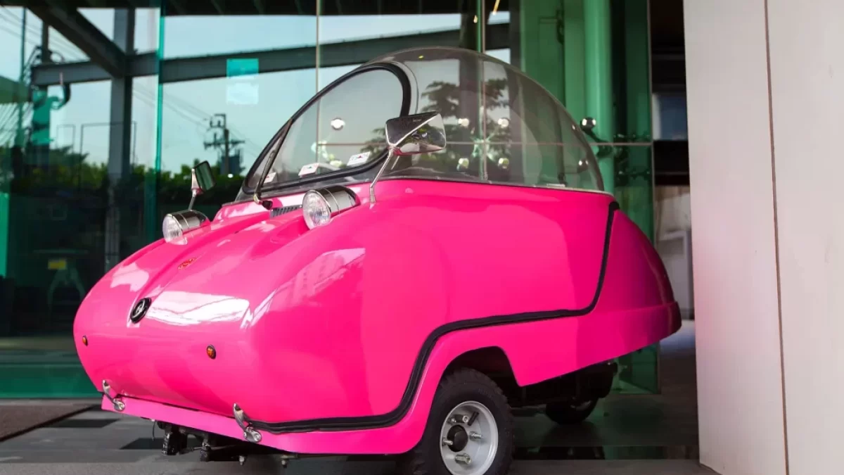 Růžový model vozu Peel P50