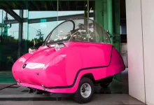 Růžový model vozu Peel P50