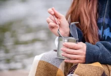 Žena pojídající obsah konzervy lžící
