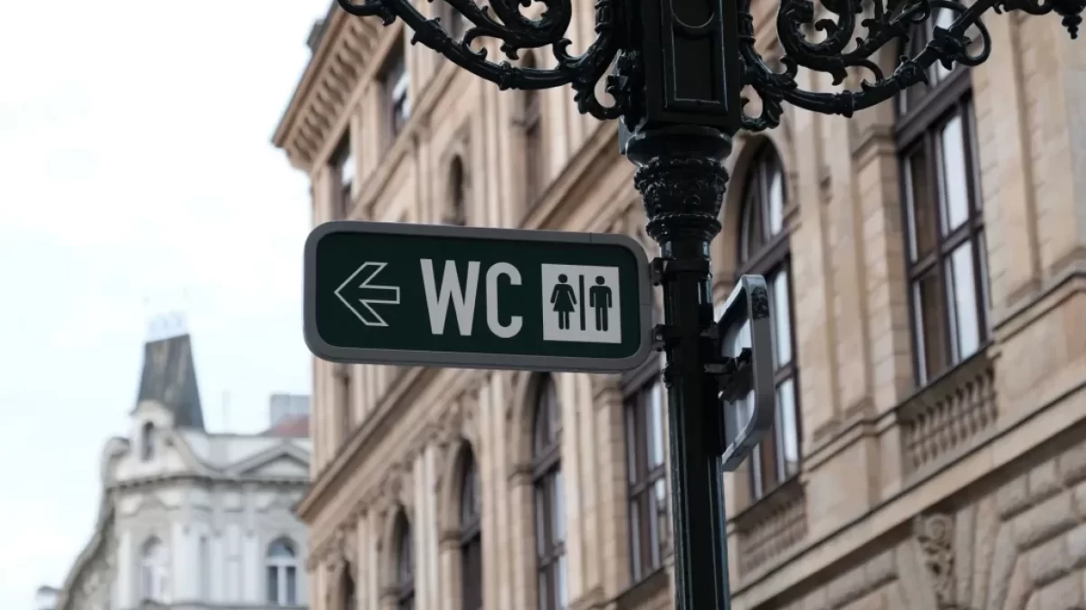 Značka ukazující, kudy se vydat na veřejné WC