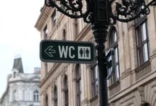 Značka ukazující, kudy se vydat na veřejné WC