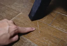 Škrábanec na podlaze od nohy židle