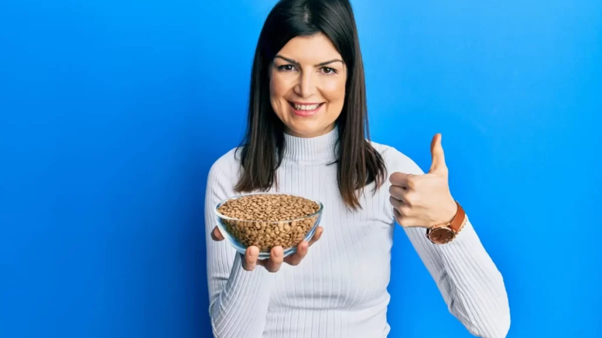 Žena s miskou čočky