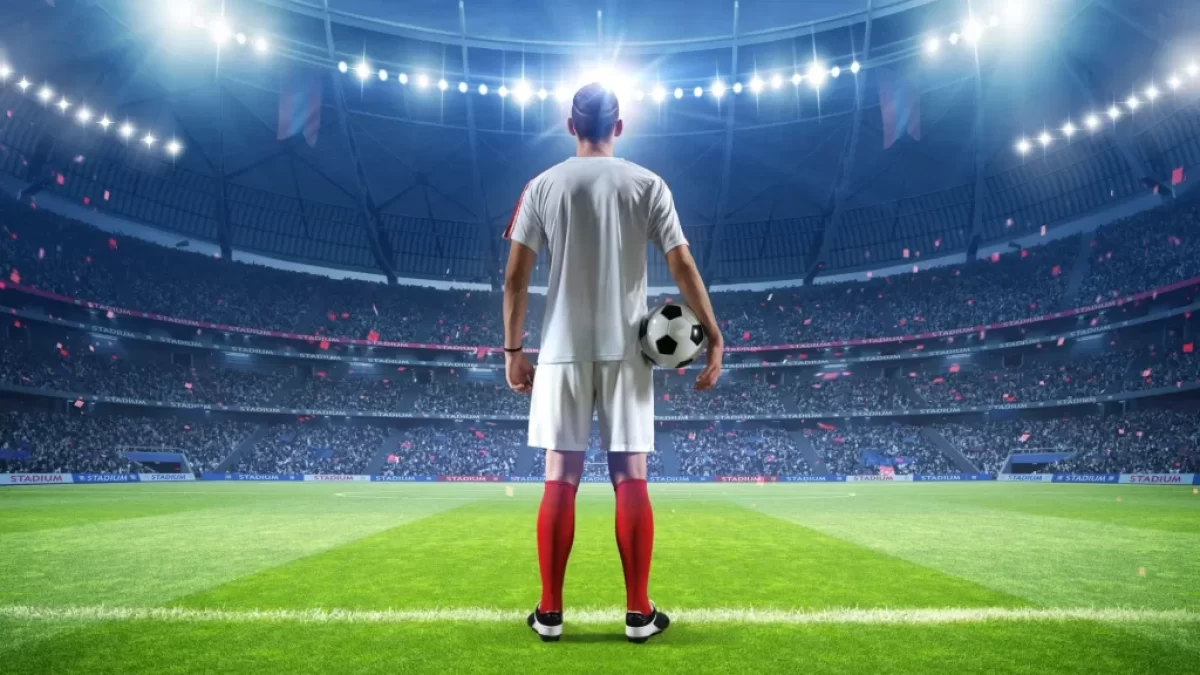 Fotbalista stojící na hřišti
