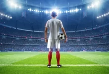 Fotbalista stojící na hřišti