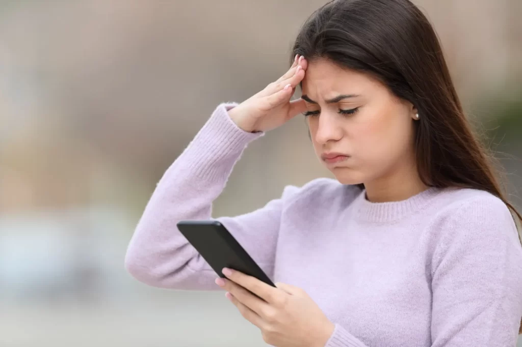 Baterie telefonu se často rychle vybije. - SportDeník Žena s mobilním telefonem