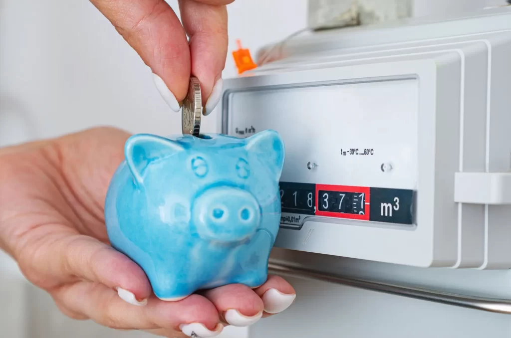 Shutterstock_2200381617 - SportDeník Lidé šetří za energie různými způsoby