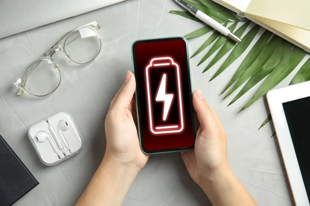Shutterstock_2223312285 - SportDeník Vybitý baterie telefonu