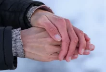 Zmrzlé ruce v průběhu zimy