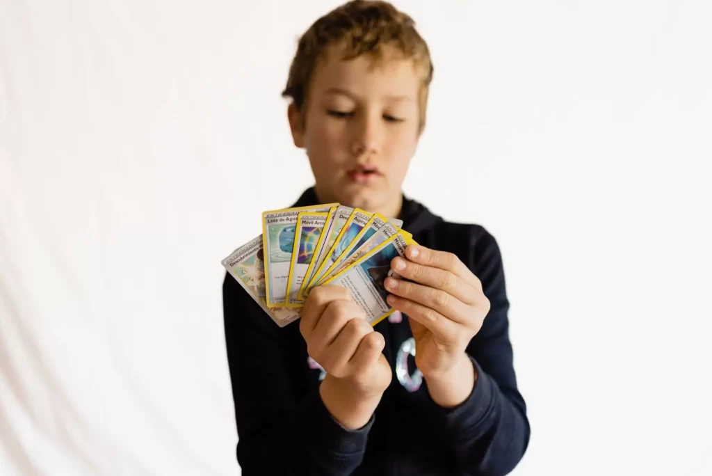 Shutterstock_2250891145 - SportDeník Chlapec s kartičkami Pokémonů