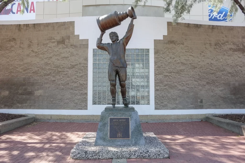 Shutterstock_228040693 - SportDeník Socha Waynea Gretzkyho v Edmontonu