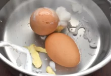 Prasklá vejce v hrnci.