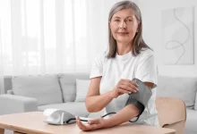 Žena měřící si krevní tlak