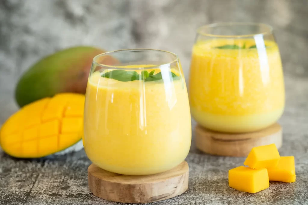 Shutterstock_2356554111 - SportDeník Mangové smoothie ve skleničkách