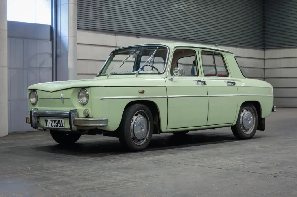 Shutterstock_2400016039 - SportDeník Model vozu Bulgarrenault 8
