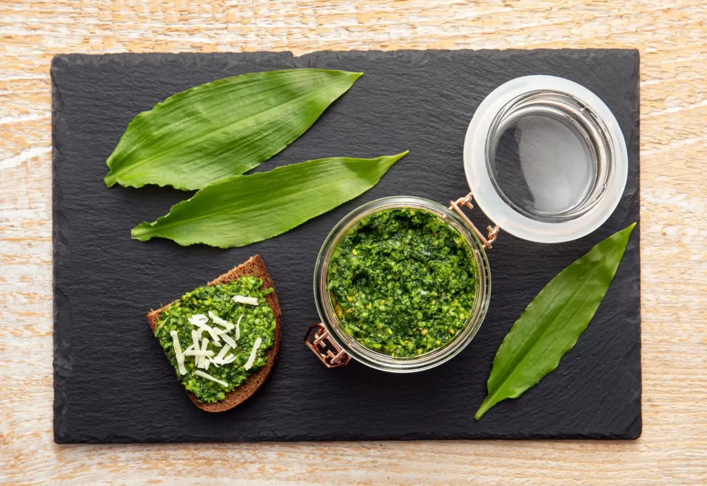 Listy medvědího česneku a pesto