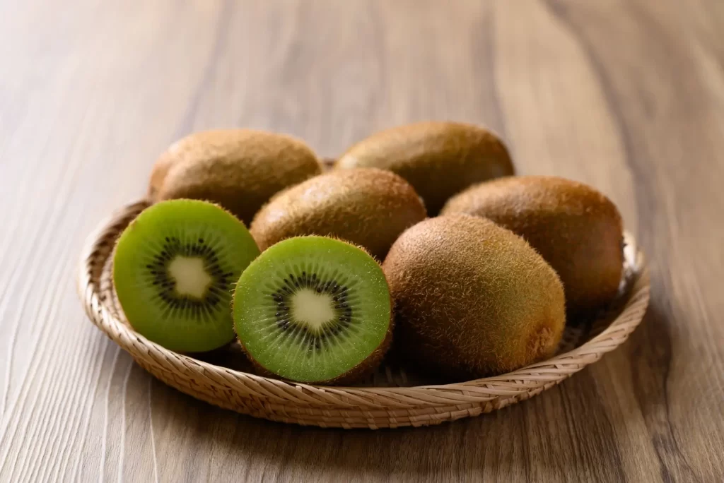 Shutterstock_2472935425 - SportDeník Plody kiwi na talíři