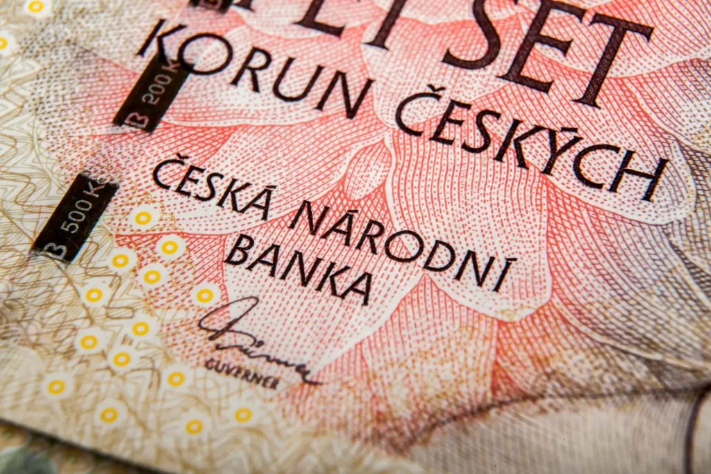 Shutterstock_2477200693 - SportDeník Ochranný proužek u 500kč bankovky.