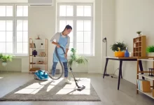 Žena vysávající menší koberec