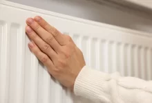 Žena zkouší teplotu topení