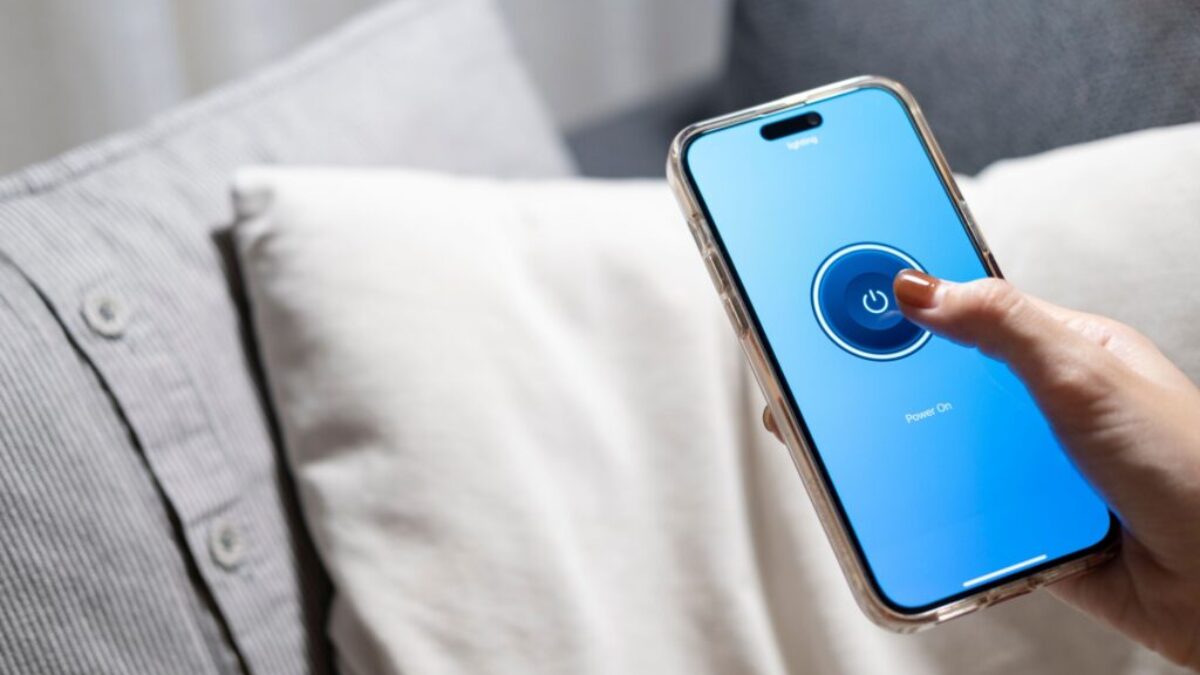 Žena vypíná telefon
