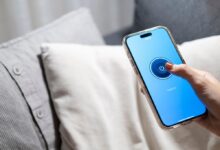 Žena vypíná telefon
