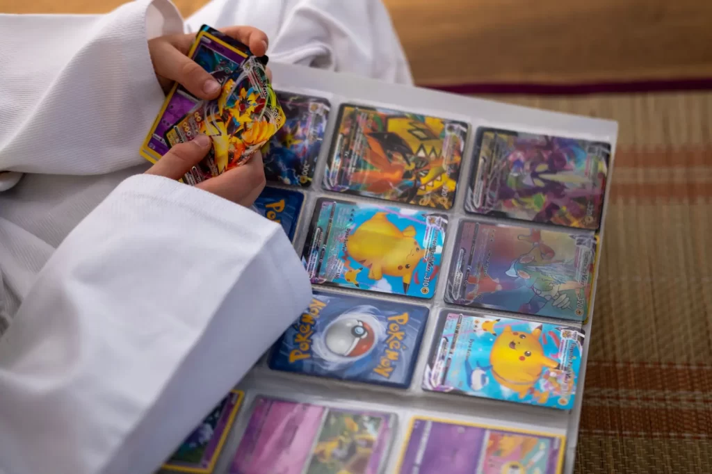 Shutterstock_2533375031 - SportDeník Karty Pokémonů v albu