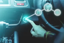 Prst na tlačítku systému start-stop