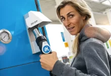 Žena tankuje vodíkové palivo