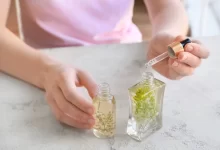 žena připravuje kapátkem domácí osvěžovač vzduchu