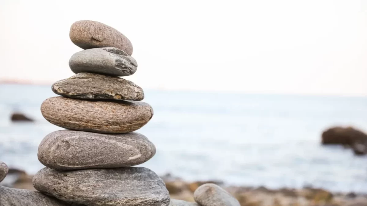 kamenná pyramida na klidné, kamenité pláži