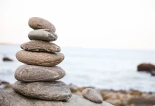 kamenná pyramida na klidné, kamenité pláži